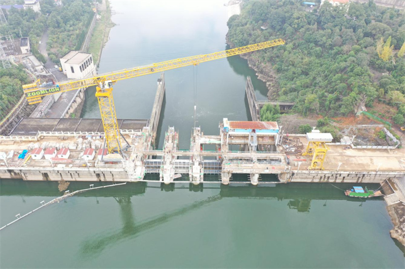 湖北瑞洪公司承监的陆水水库主坝启闭机金属结构安装工程取得阶段性胜利